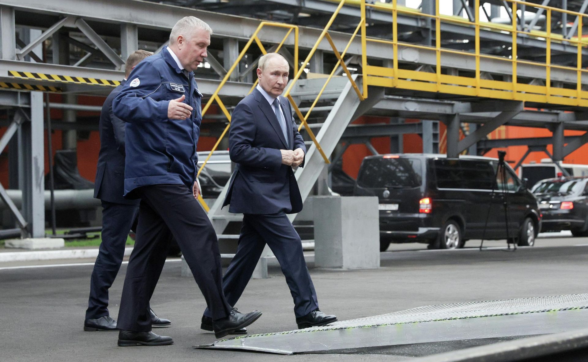 Президент РФ Владимир Путин во время осмотра территории ПАО Магнитогорский металлургический комбинат Президент РФ Владимир Путин во время осмотра территории ПАО Магнитогорский металлургический комбинат - РИА Новости, 1920, 16.07.2025