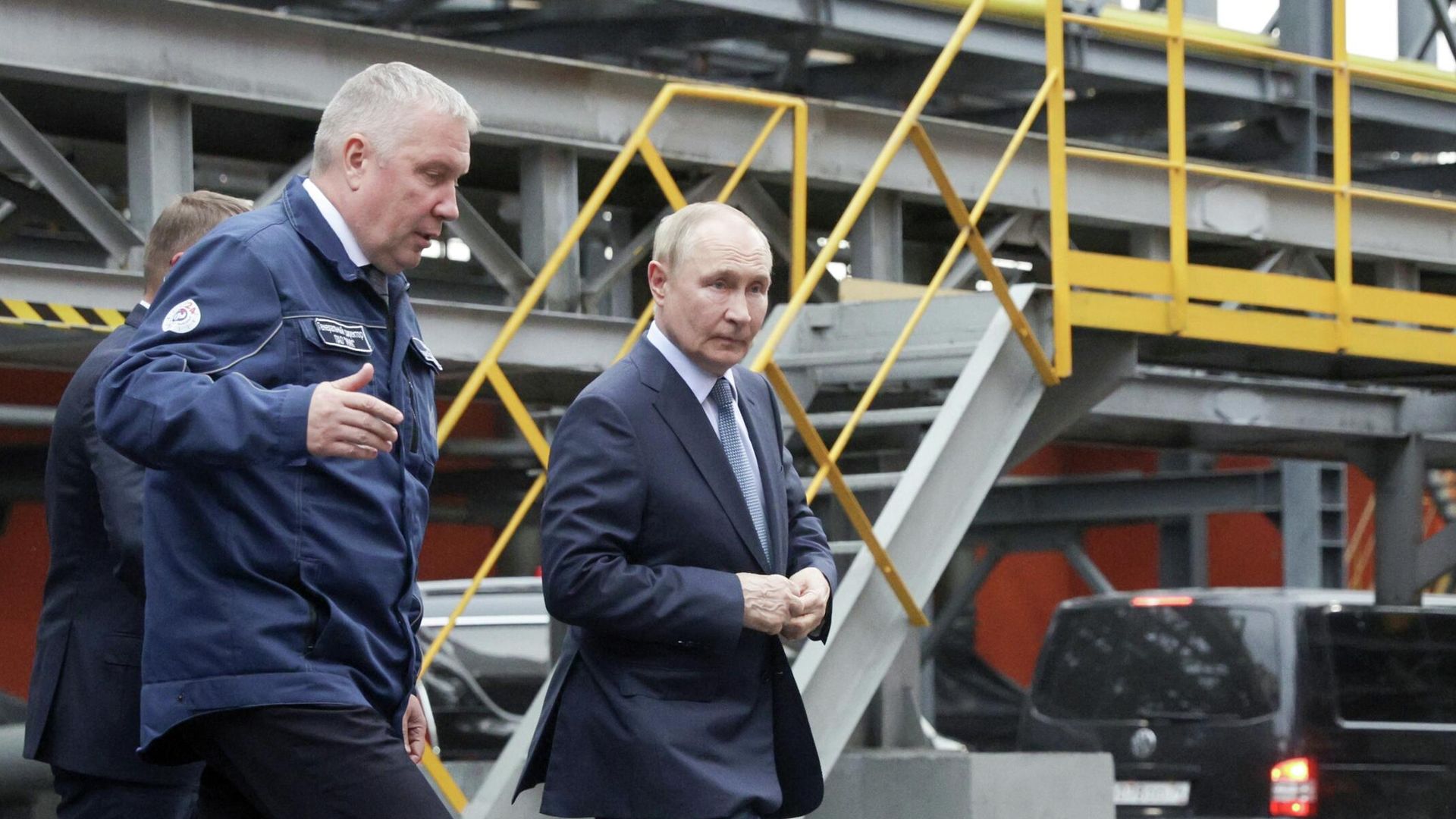 Президент РФ Владимир Путин во время осмотра территории ПАО Магнитогорский металлургический комбинат Президент РФ Владимир Путин во время осмотра территории ПАО Магнитогорский металлургический комбинат - РИА Новости, 1920, 16.07.2025