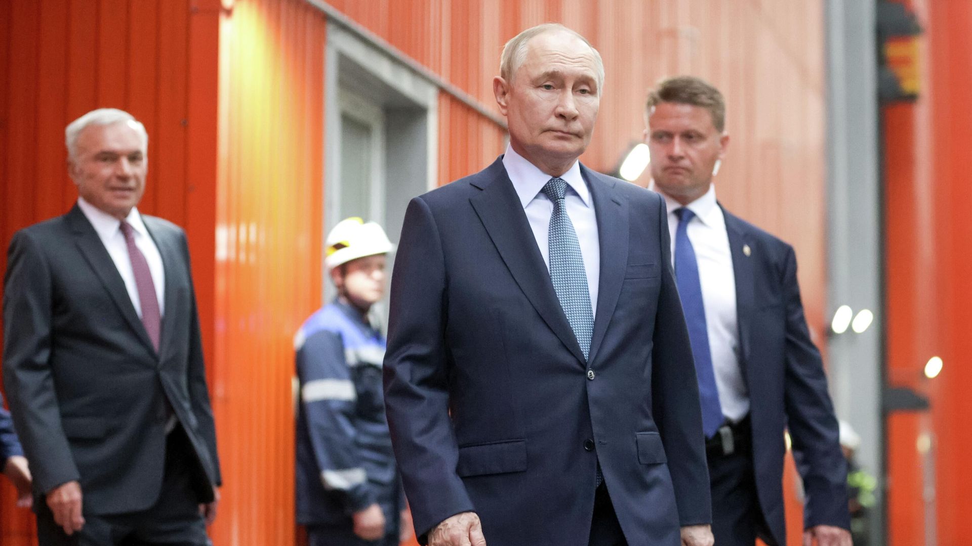 Президент РФ Владимир Путин во время осмотра коксовой батареи №12 на территории ПАО Магнитогорский металлургический комбинат Президент РФ Владимир Путин во время осмотра коксовой батареи №12 на территории ПАО Магнитогорский металлургический комбинат - РИА Новости, 1920, 16.07.2025
