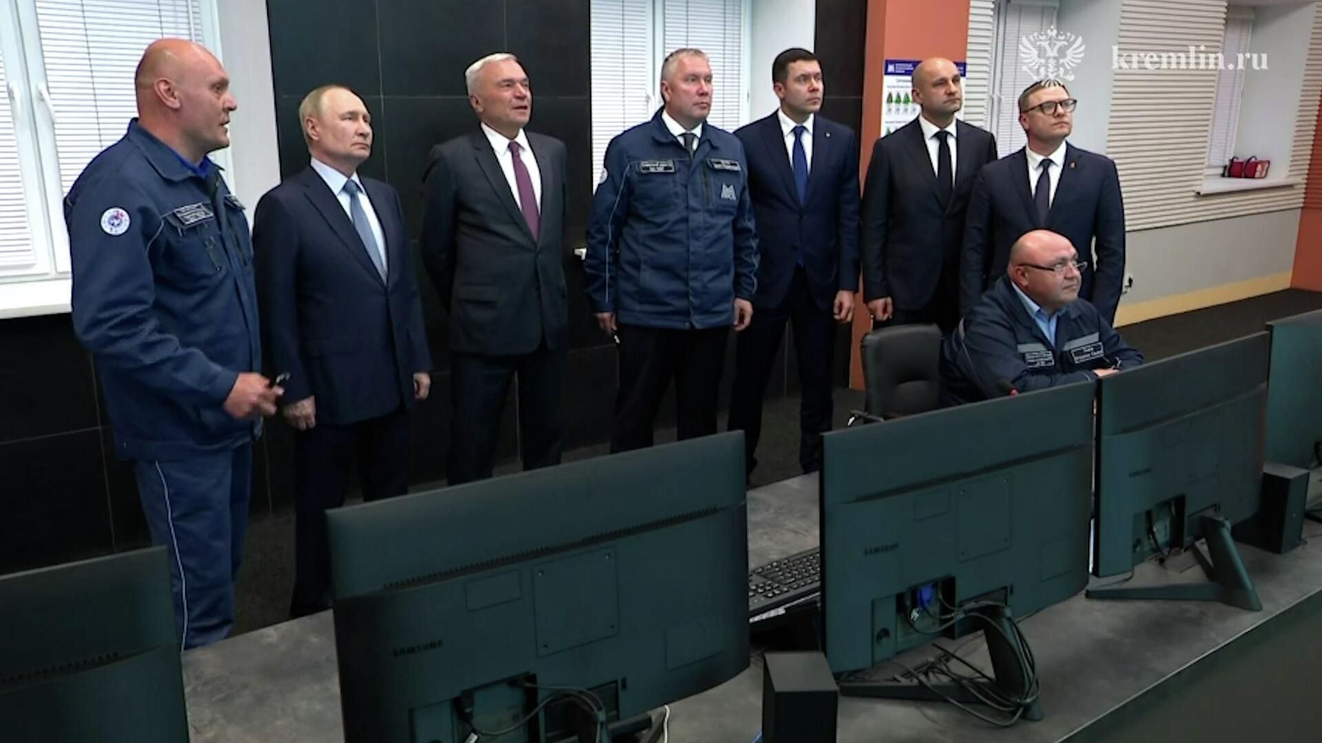 Путин ознакомился с работой новой коксовой батареи на Магнитогорском металлургическом комбинате Путин ознакомился с работой новой коксовой батареи на Магнитогорском металлургическом комбинате - РИА Новости, 1920, 16.07.2025
