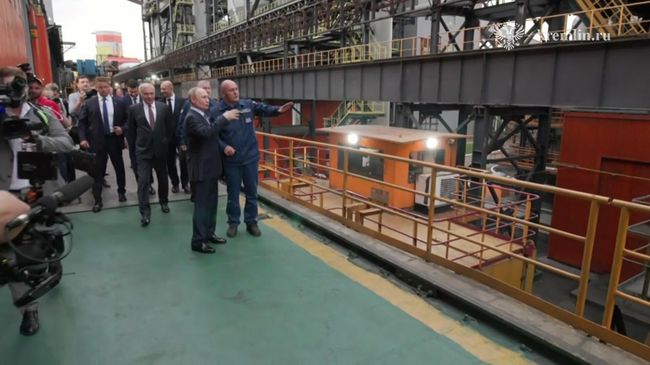 Президент РФ Владимир Путин во время осмотра коксовой батареи №12 на территории ПАО Магнитогорский металлургический комбинат