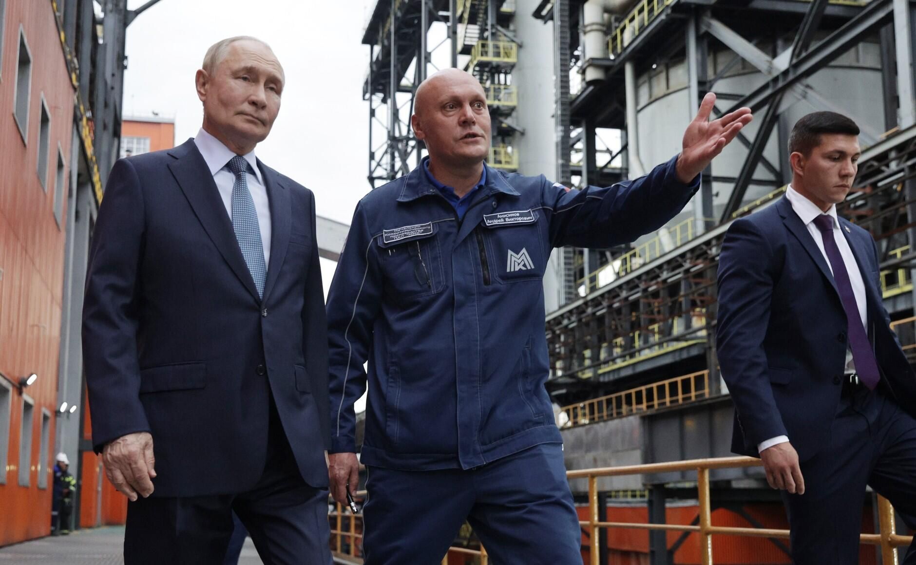 Президент РФ Владимир Путин во время осмотра коксовой батареи №12 на территории ПАО Магнитогорский металлургический комбинат - РИА Новости, 1920, 16.07.2025