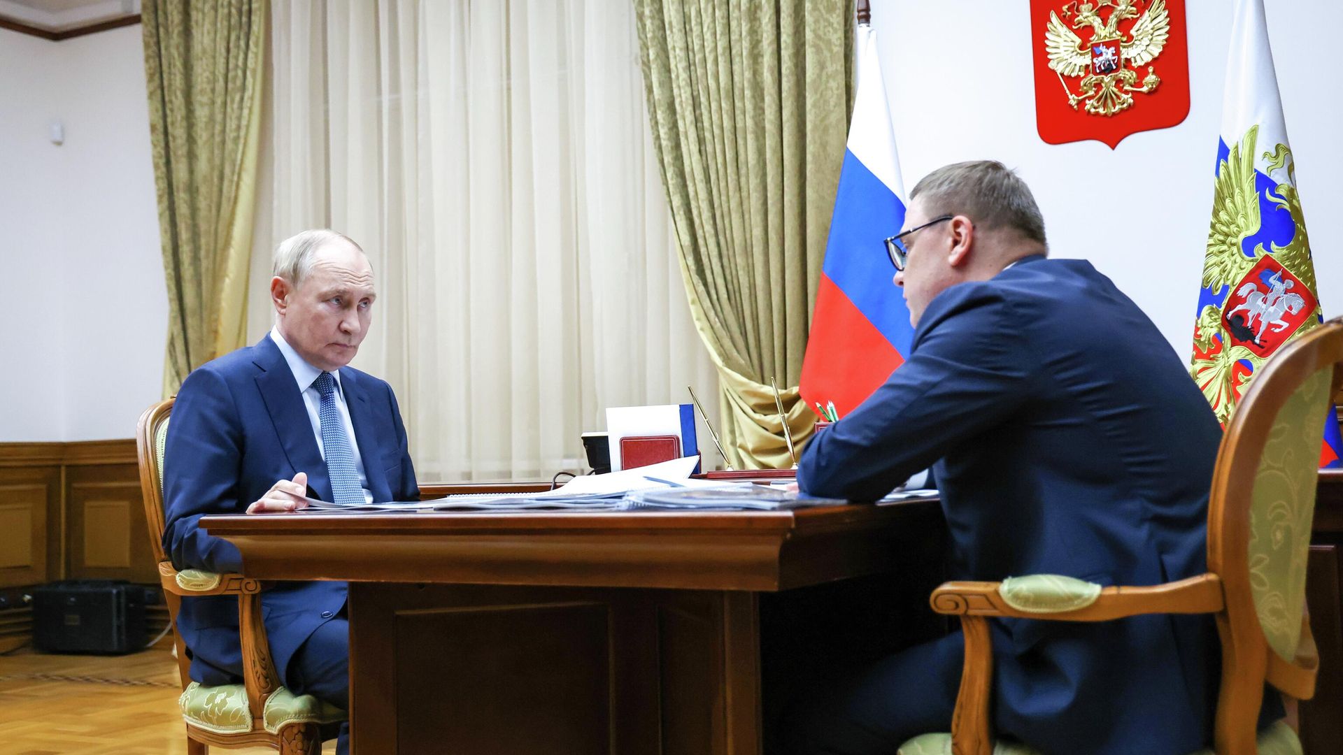 Президент России Владимир Путин и губернатор Челябинской области Алексей Текслер во время встречи в Магнитогорске  - РИА Новости, 1920, 16.07.2025