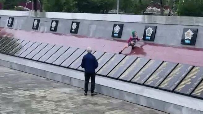 Ребенок на мемориале воинам, погибшим в годы Великой Отечественной войны, в Артеме Приморского края Ребенок на мемориале воинам, погибшим в годы Великой Отечественной войны, в Артеме Приморского края - РИА Новости, 1920, 17.07.2025