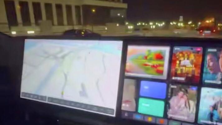 В Казани экипаж ГИБДД остановил авто, ехавшее без водителя. Кадр видео из соцсетей В Казани экипаж ГИБДД остановил авто, ехавшее без водителя. Кадр видео из соцсетей - РИА Новости, 1920, 17.07.2025