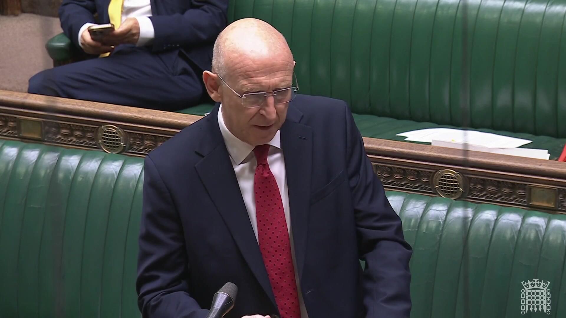 Комментарий на заседании британского парламента с просьбой выключить телефоны Комментарий на заседании британского парламента с просьбой выключить телефоны - РИА Новости, 1920, 17.07.2025