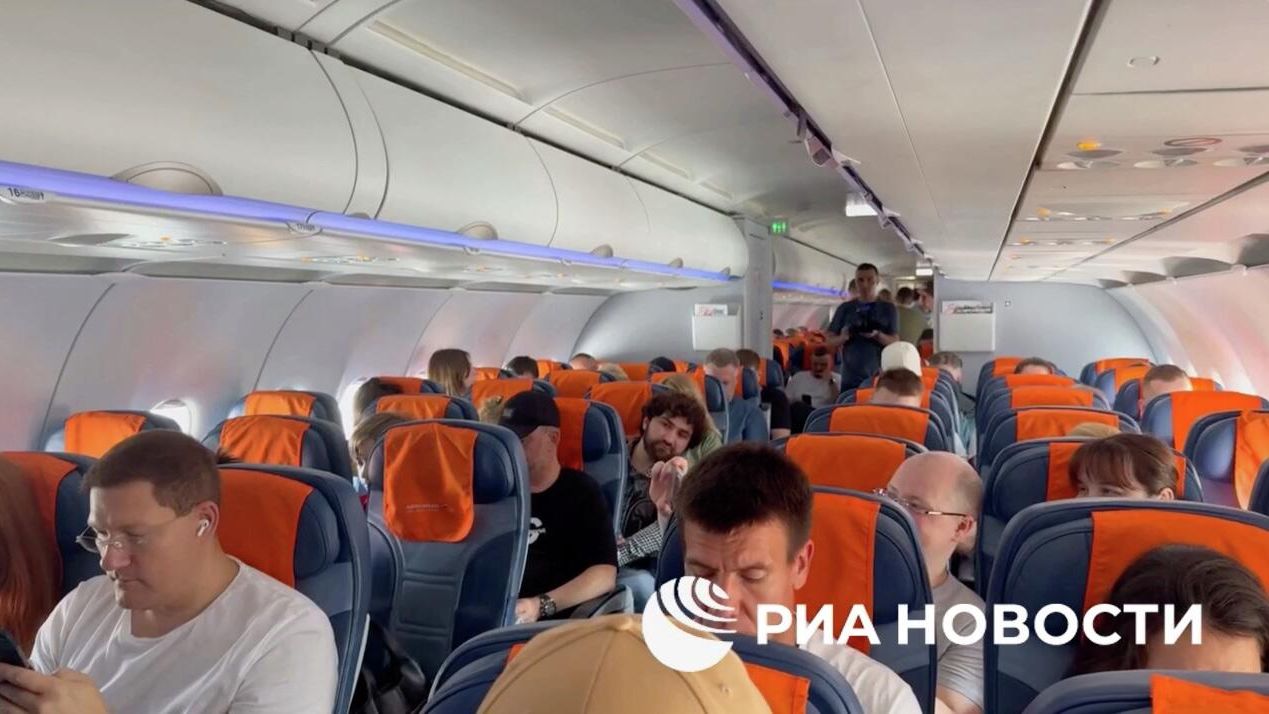 Первый рейс из Москвы в Геленджик Первый рейс из Москвы в Геленджик - РИА Новости, 1920, 18.07.2025