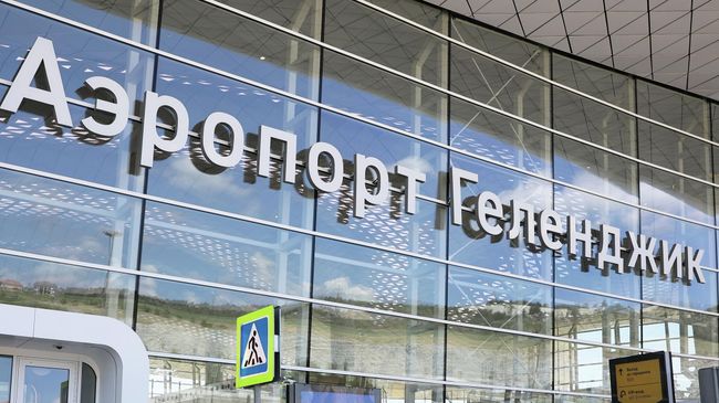Вход в здание аэропорта Геленджика
