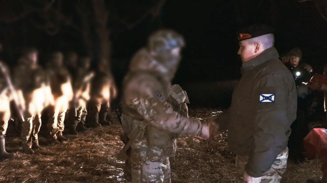 Варяг награждает морпехов, отличившихся в боях Варяг награждает морпехов, отличившихся в боях
