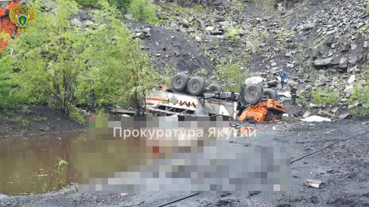 Съехавшая в обрыв в Якутии машина-вахтовка Съехавшая в обрыв в Якутии машина-вахтовка - РИА Новости, 1920, 21.07.2025