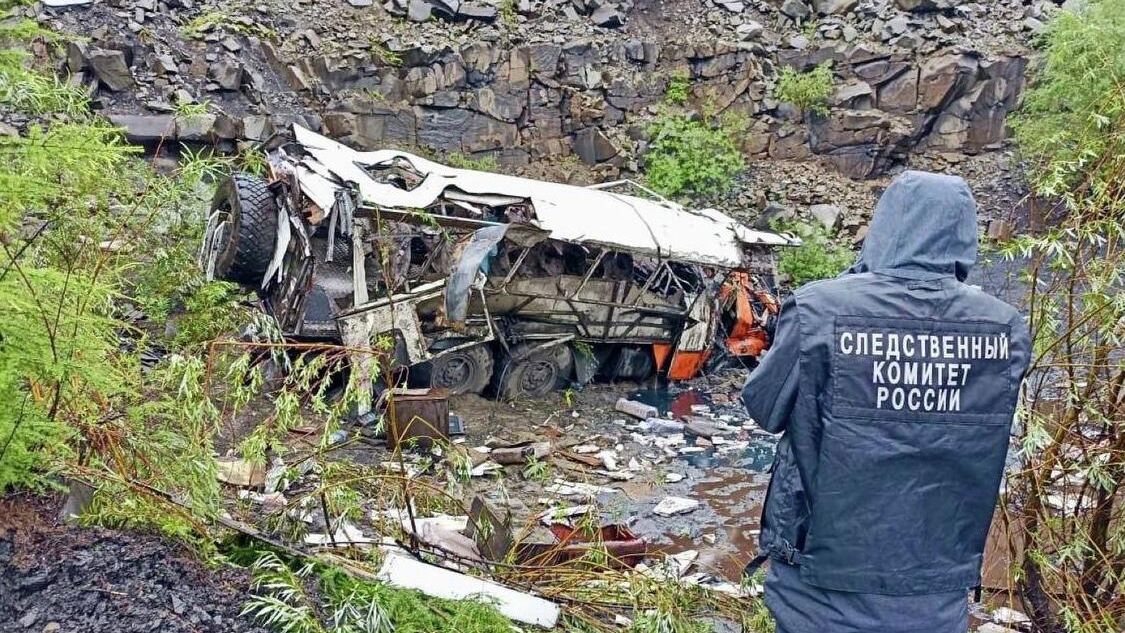 Сотрудник СК на месте опрокидывания вахтового автобуса в Якутии Сотрудник СК на месте опрокидывания вахтового автобуса в Якутии - РИА Новости, 1920, 21.07.2025