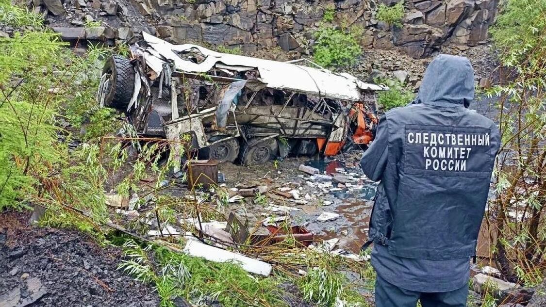 Сотрудник СК на месте опрокидывания вахтового автобуса в Якутии - РИА Новости, 1920, 21.07.2025