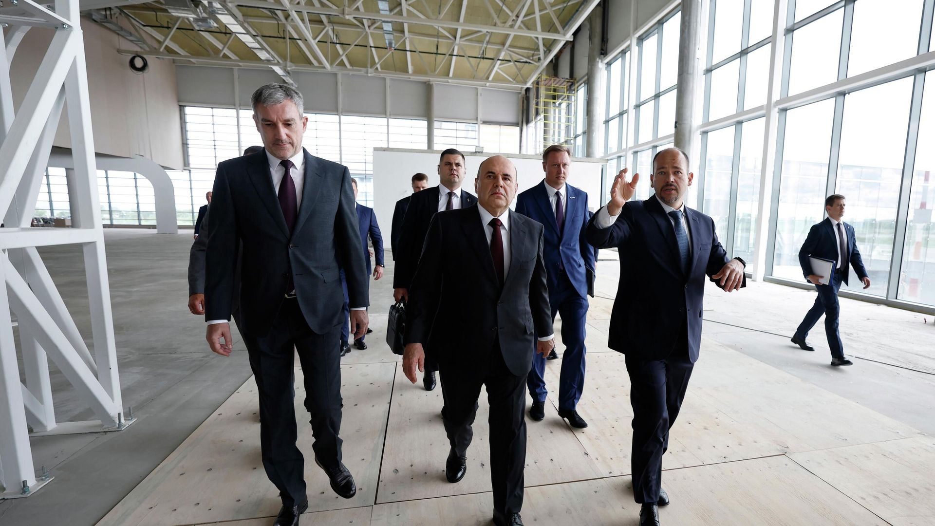 Председатель правительства РФ Михаил Мишустин во время осмотра строящегося аэровокзального комплекса Международного аэропорта Благовещенск (Игнатьево) Председатель правительства РФ Михаил Мишустин во время осмотра строящегося аэровокзального комплекса Международного аэропорта Благовещенск (Игнатьево) - РИА Новости, 1920, 21.07.2025