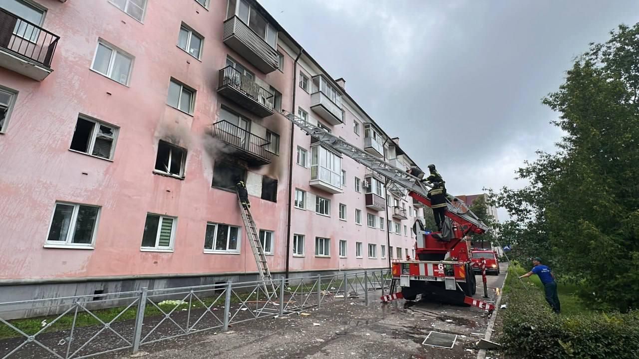 Сотрудники МЧС на месте взрыва бытового газа в квартире дома под Псковом Сотрудники МЧС на месте взрыва бытового газа в квартире дома под Псковом - РИА Новости, 1920, 21.07.2025
