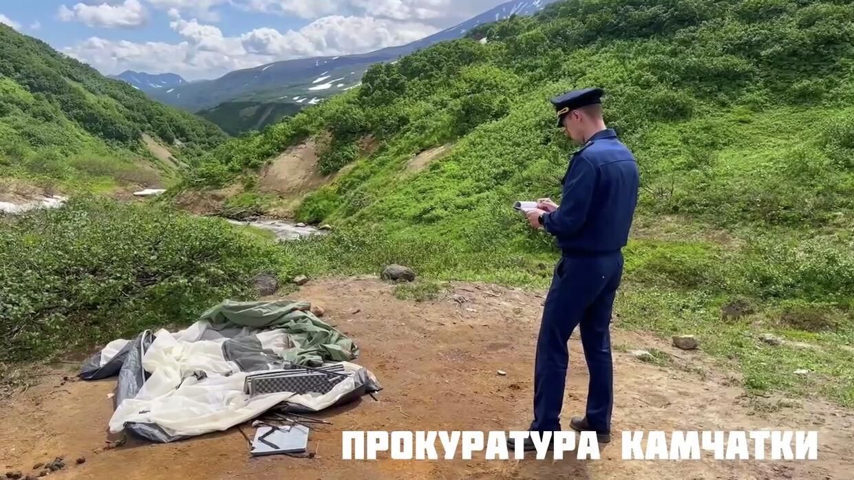 Сотрудник прокуратуры на месте происшествия на Камчатке, где на 43-летнюю жительницу Саратова напал медведь. Кадр видео - РИА Новости, 1920, 03.04.2026