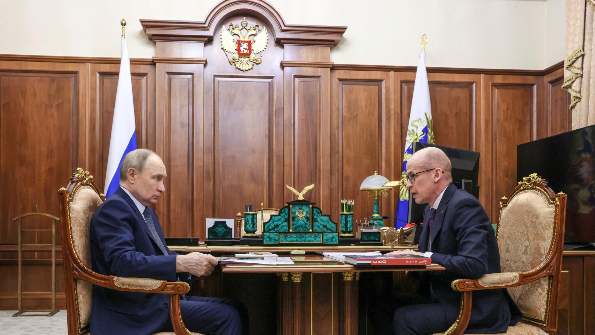 Президент РФ Владимир Путин и глава Удмуртской Республики Александр Бречалов во время встречи Президент РФ Владимир Путин и глава Удмуртской Республики Александр Бречалов во время встречи - РИА Новости, 1920, 21.07.2025