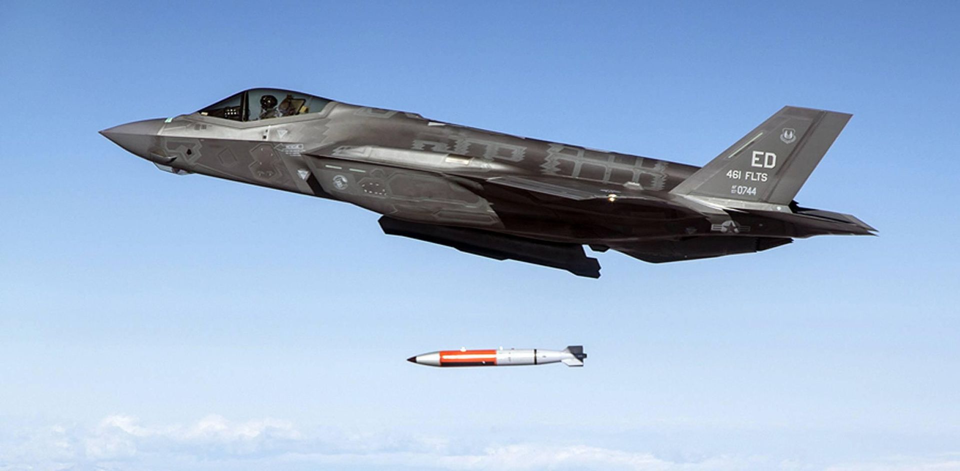 F-35 сбрасывает инертную бомбу B61-12 F-35 сбрасывает инертную бомбу B61-12 - РИА Новости, 1920, 13.10.2025