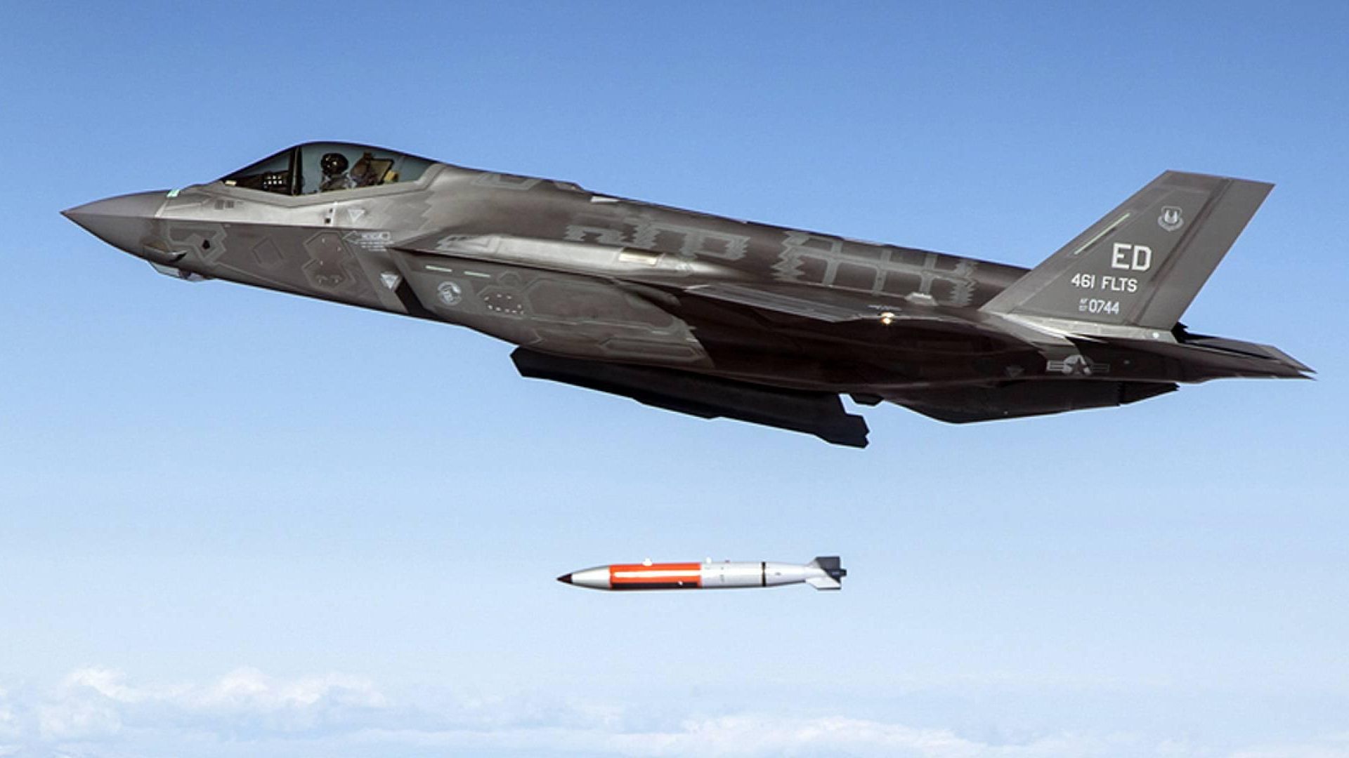 F-35 сбрасывает инертную бомбу B61-12 F-35 сбрасывает инертную бомбу B61-12 - РИА Новости, 1920, 06.09.2025