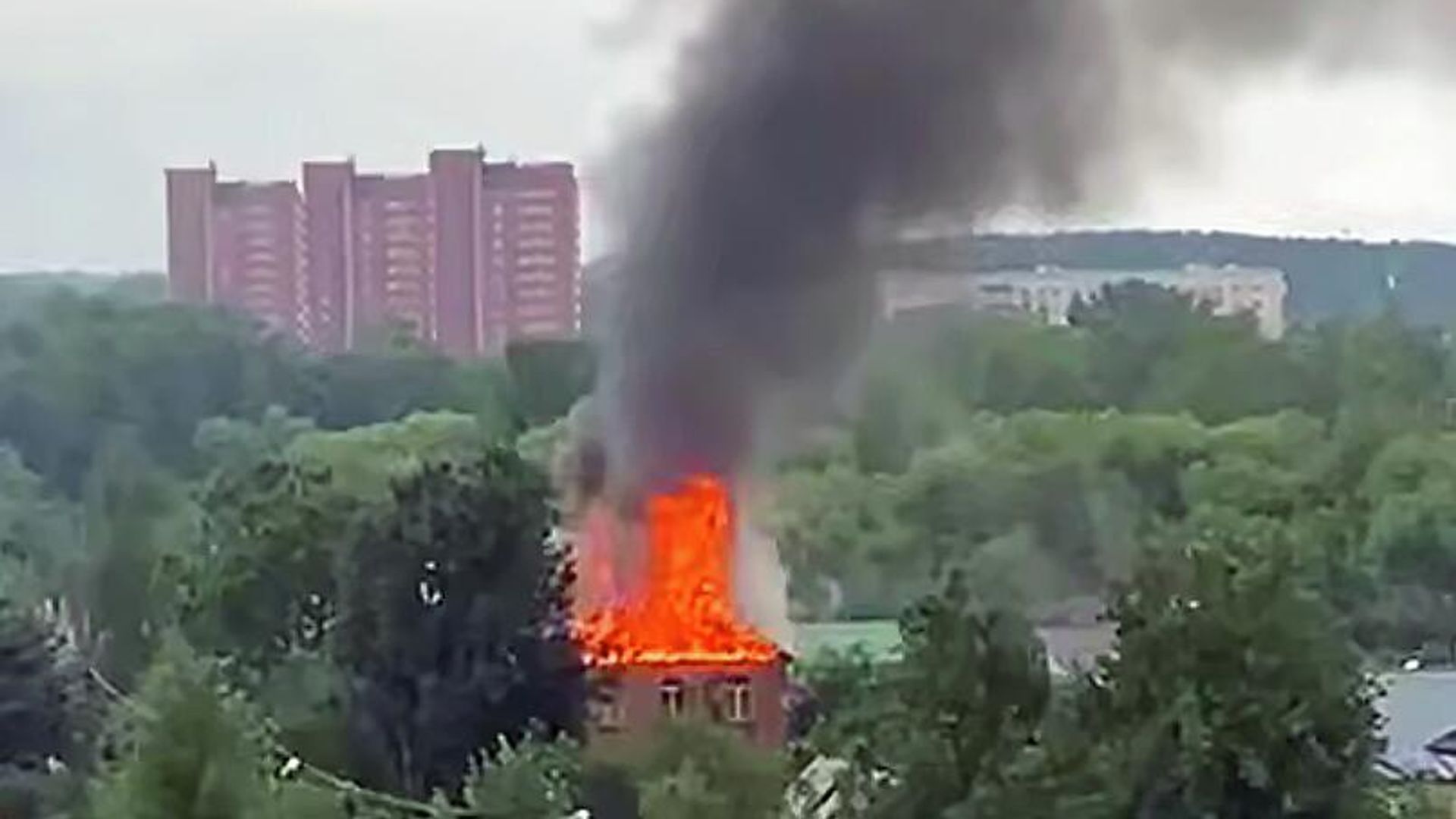 Пожар в частном жилом доме в подмосковной Ивантеевке после атаки БПЛА. Кадр видео из соцсетей Пожар в частном жилом доме в подмосковной Ивантеевке после атаки БПЛА. Кадр видео из соцсетей - РИА Новости, 1920, 21.07.2025