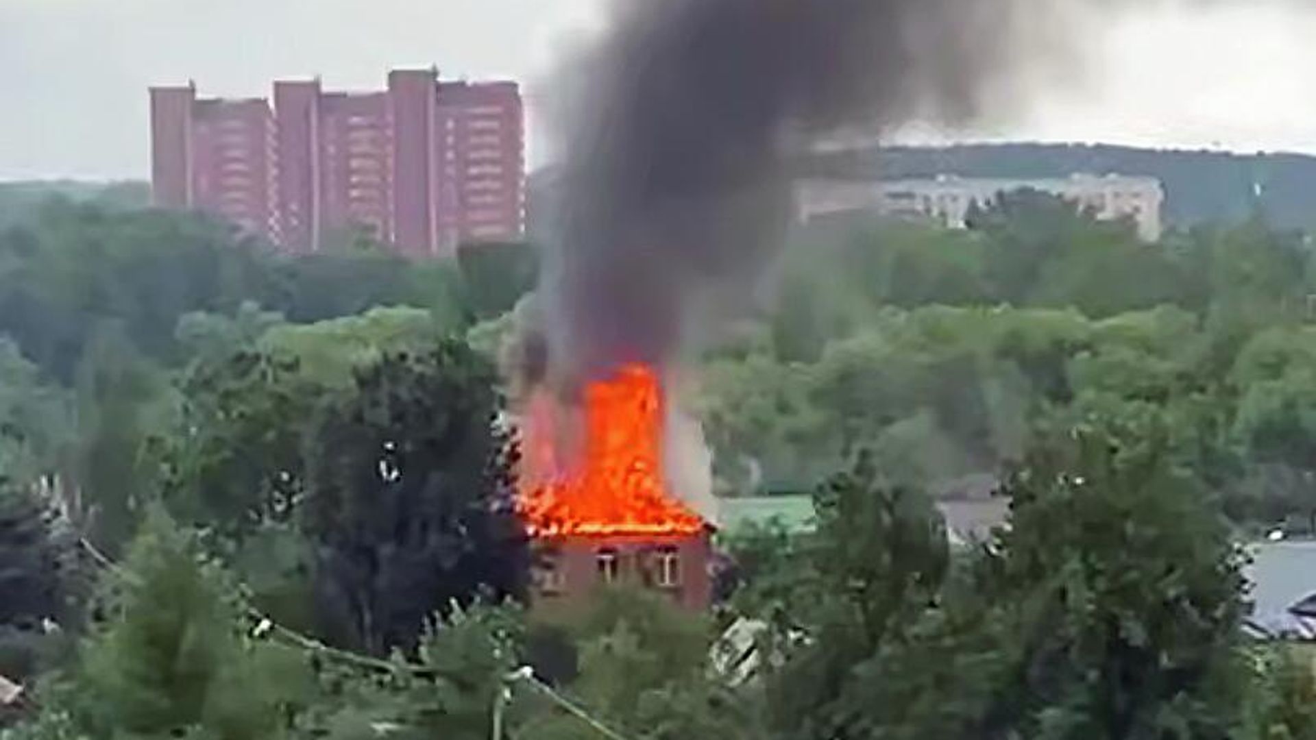 Пожар в частном жилом доме в подмосковной Ивантеевке после атаки БПЛА. Кадр видео из соцсетей Пожар в частном жилом доме в подмосковной Ивантеевке после атаки БПЛА. Кадр видео из соцсетей - РИА Новости, 1920, 21.07.2025