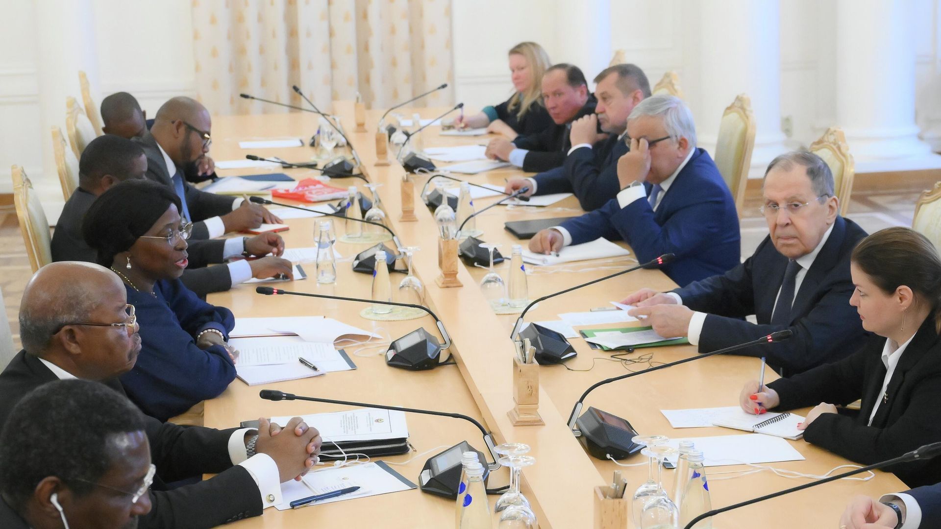 Министр иностранных дел РФ Сергей Лавров и министр иностранных дел Республики Мозамбик Мария душ Сантуш Лукаш во время встречи Министр иностранных дел РФ Сергей Лавров и министр иностранных дел Республики Мозамбик Мария душ Сантуш Лукаш во время встречи - РИА Новости, 1920, 22.07.2025