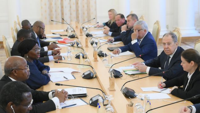 Министр иностранных дел РФ Сергей Лавров и министр иностранных дел Республики Мозамбик Мария душ Сантуш Лукаш во время встречи в Москве