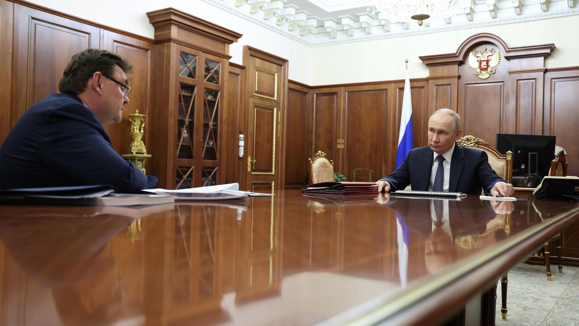 Президент РФ Владимир Путин и министр юстиции РФ Константин Чуйченко во время встречи - РИА Новости, 1920, 22.07.2025