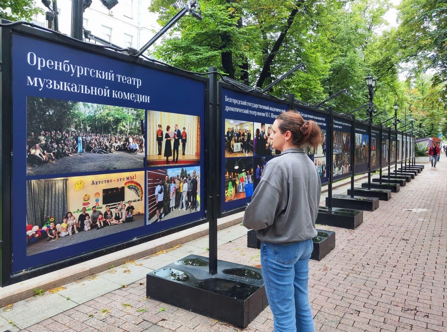 Уличная фотовыставка Герои нашего времени. Театральные деятели на СВО Уличная фотовыставка Герои нашего времени. Театральные деятели на СВО - РИА Новости, 1920, 22.07.2025