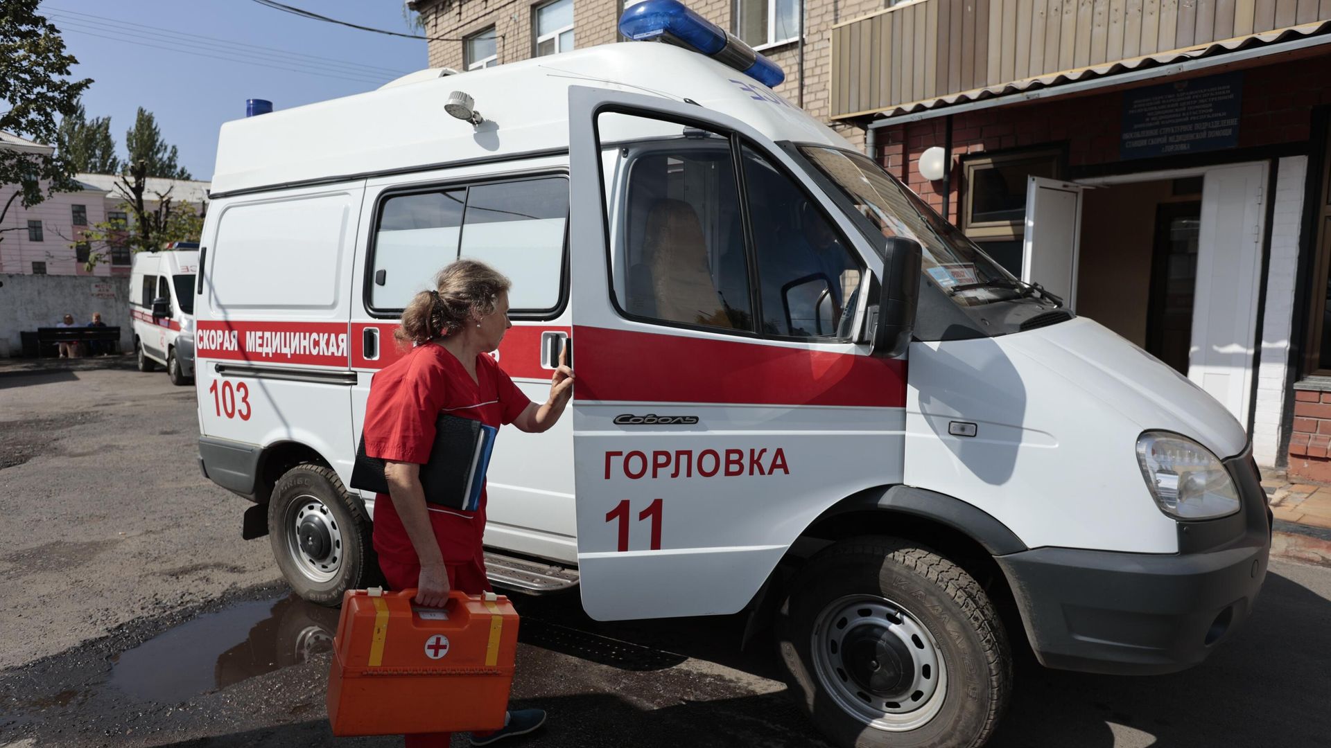 Медик мобильной бригады готовится к выезду в автомобиле скорой помощи в Горловке Медик мобильной бригады готовится к выезду в автомобиле скорой помощи в Горловке - РИА Новости, 1920, 19.07.2026