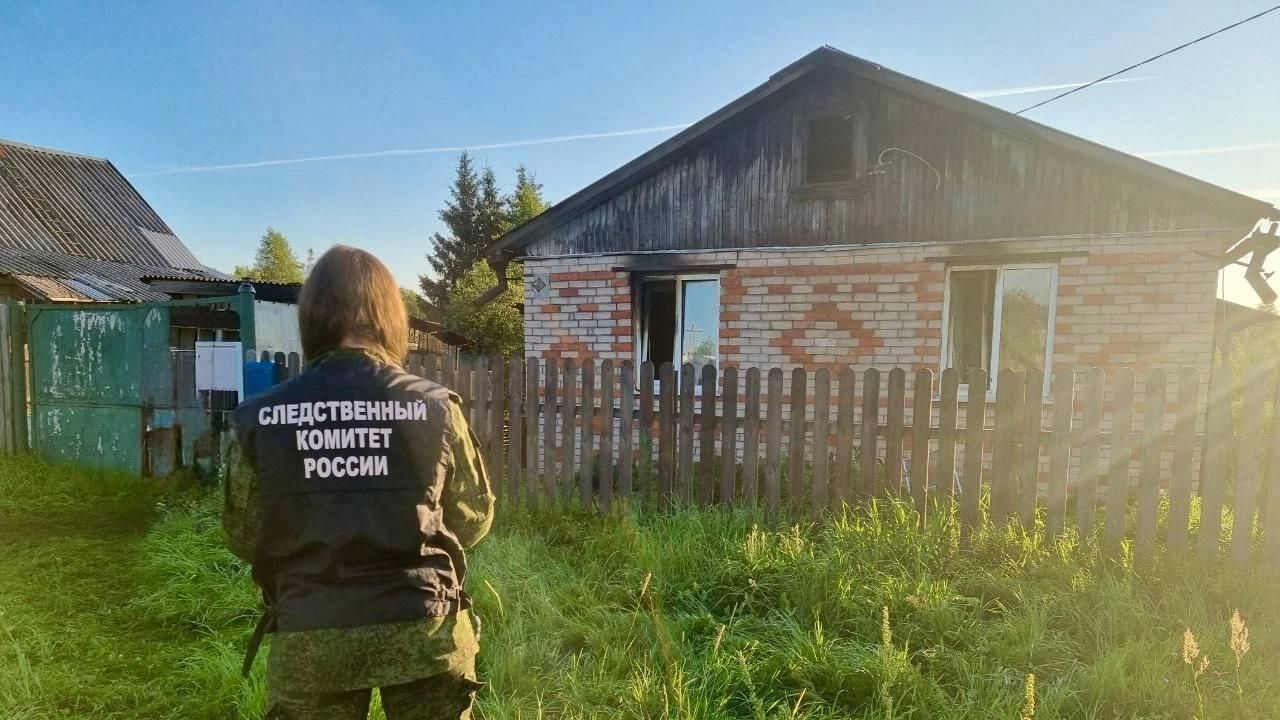 Работа СК России на месте пожара в частном доме в деревне Крестецкого округа Новгородской области Работа СК России на месте пожара в частном доме в деревне Крестецкого округа Новгородской области - РИА Новости, 1920, 23.07.2025
