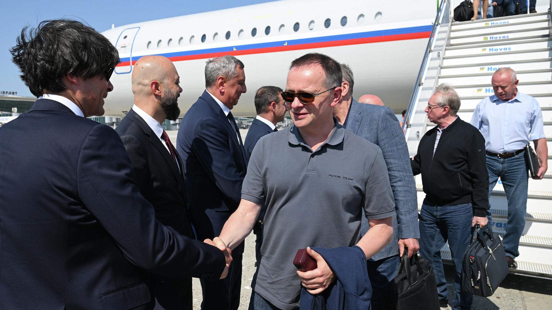 Помощник президента РФ Владимир Мединский в аэропорту Стамбула Помощник президента РФ Владимир Мединский в аэропорту Стамбула - РИА Новости, 1920, 23.07.2025