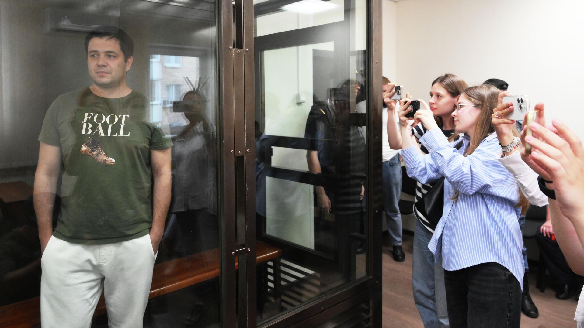 Главный редактор телеграм-канала Baza Глеб Трифонов, задержанный по обвинению в даче взятки, во время избрания ему меры пресечения в Замоскворецком суде - РИА Новости, 1920, 14.09.2025