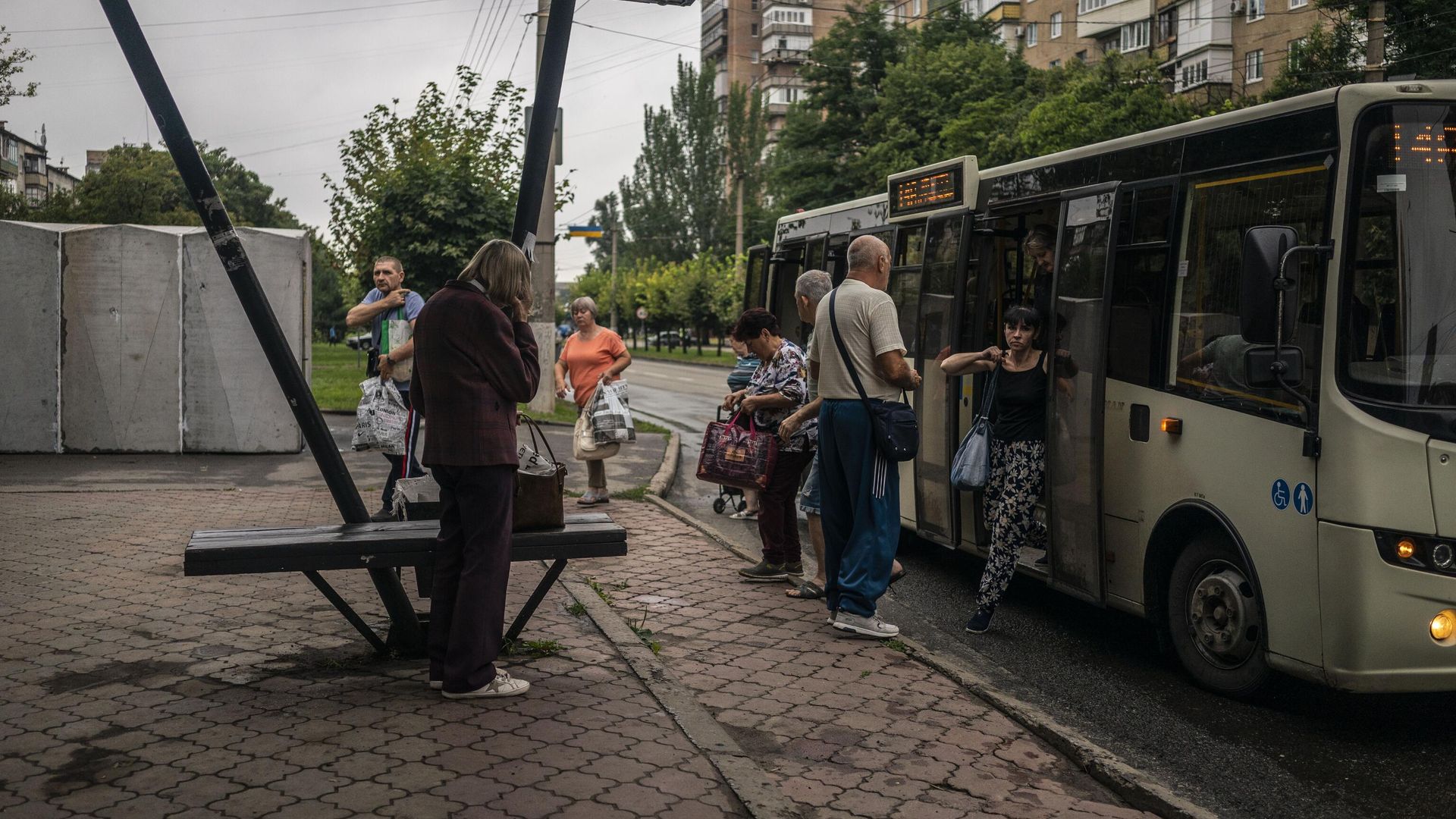 Люди на остановке в Краматорске Люди на остановке в Краматорске - РИА Новости, 1920, 23.07.2025