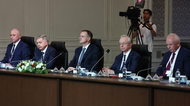 Российская делегация на переговорах с представителями Украины во дворце Чираган в Стамбуле