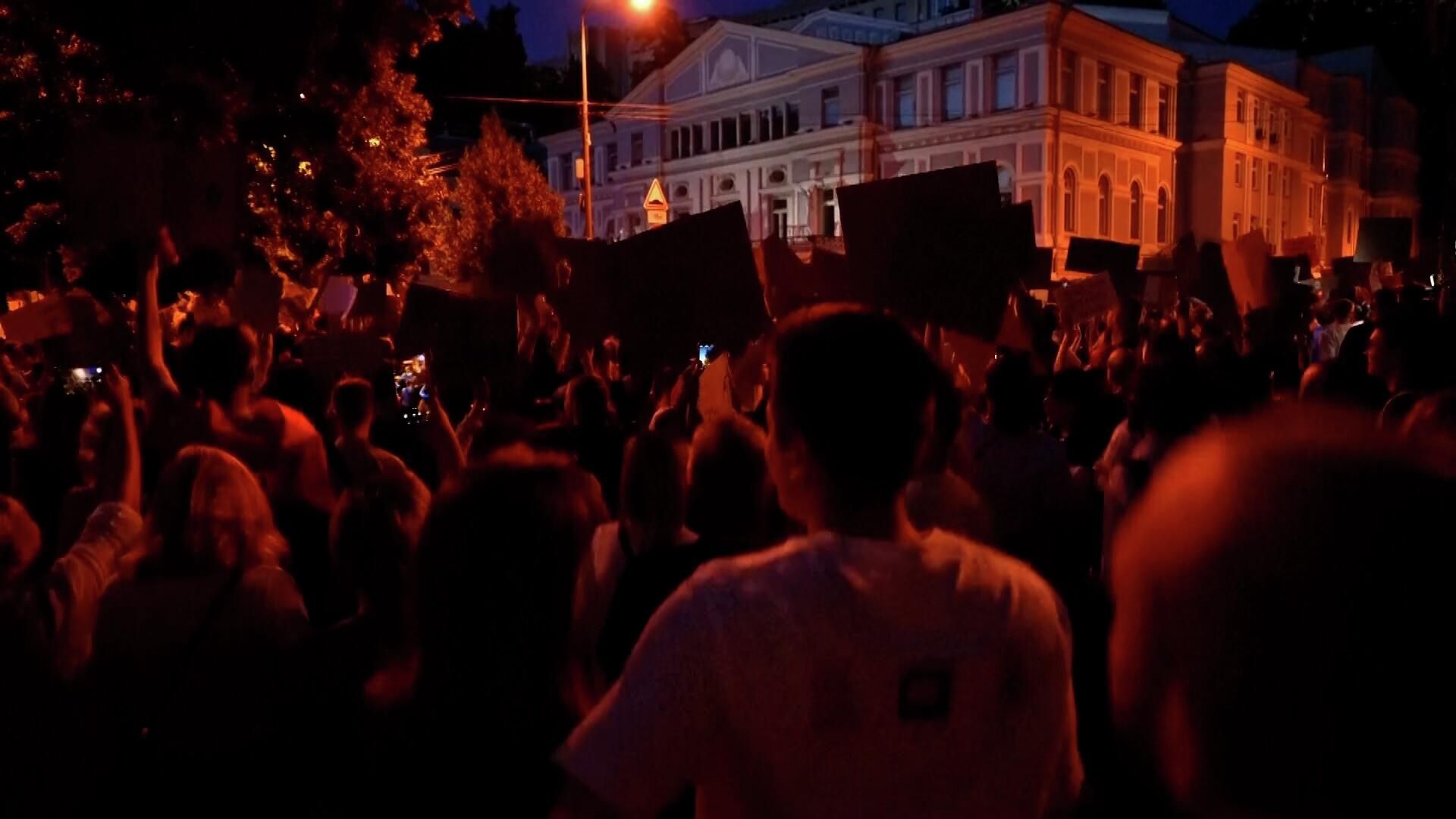 Протестующие в Киеве скачут и кричат лозунги Майдана 2014 года - РИА Новости, 1920, 24.07.2025
