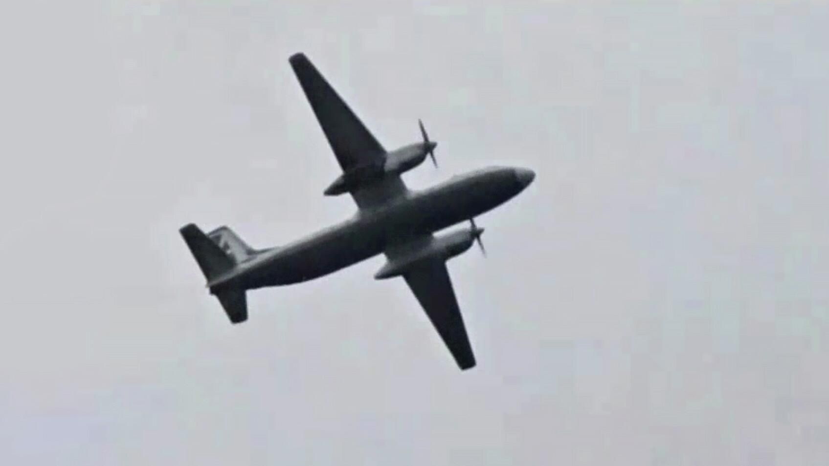 Кадр видео, на котором, предположительно, самолет авиакомпании Ангара Ан-24 уходит на запасной круг в Приамурье Кадр видео, на котором, предположительно, самолет авиакомпании Ангара Ан-24 уходит на запасной круг в Приамурье - РИА Новости, 1920, 24.07.2025