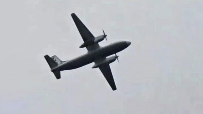 Кадр видео, на котором, предположительно, самолет авиакомпании Ангара Ан-24 уходит на запасной круг в Приамурье