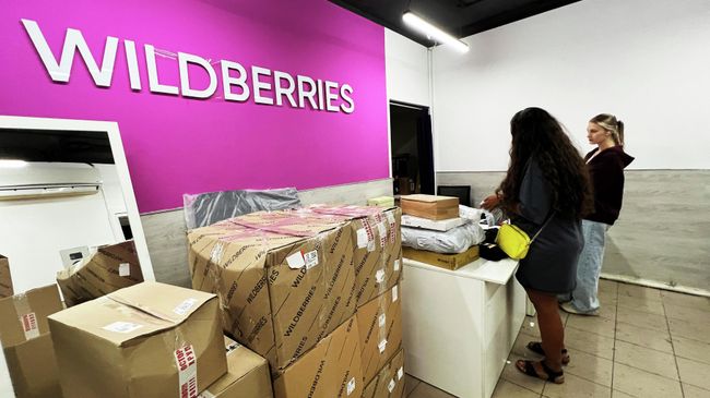 Люди в пункте выдачи заказов Wildberries