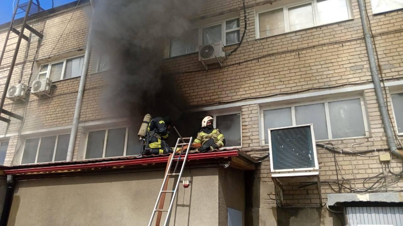 Сотрудники МЧС России ликвидируют пожар в торговом центре в Новошахтинске Ростовской области Сотрудники МЧС России ликвидируют пожар в торговом центре в Новошахтинске Ростовской области - РИА Новости, 1920, 24.07.2025