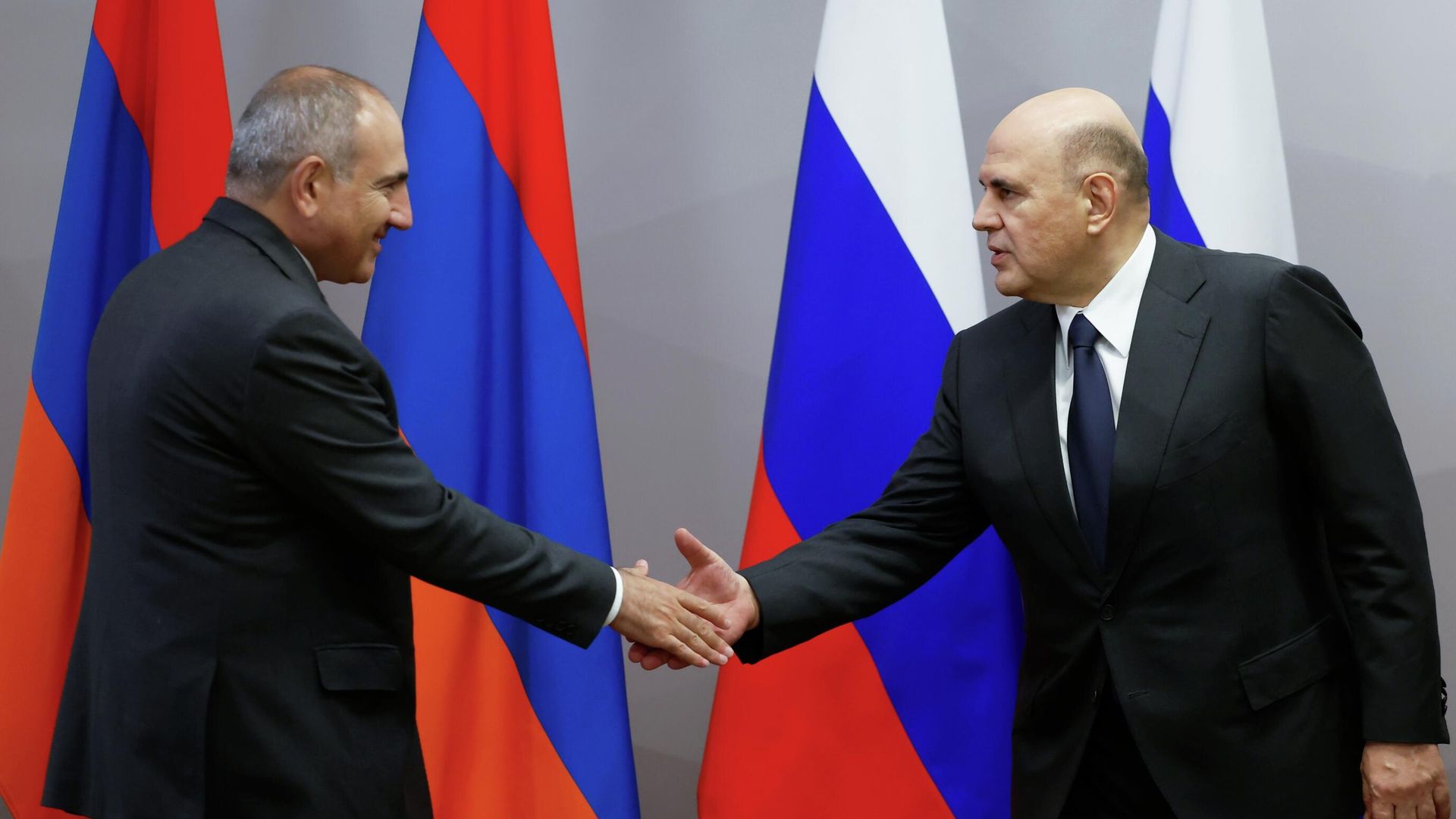 Председатель правительства РФ Михаил Мишустин и премьер-министр Армении Никол Пашинян Председатель правительства РФ Михаил Мишустин и премьер-министр Армении Никол Пашинян - РИА Новости, 1920, 07.08.2026