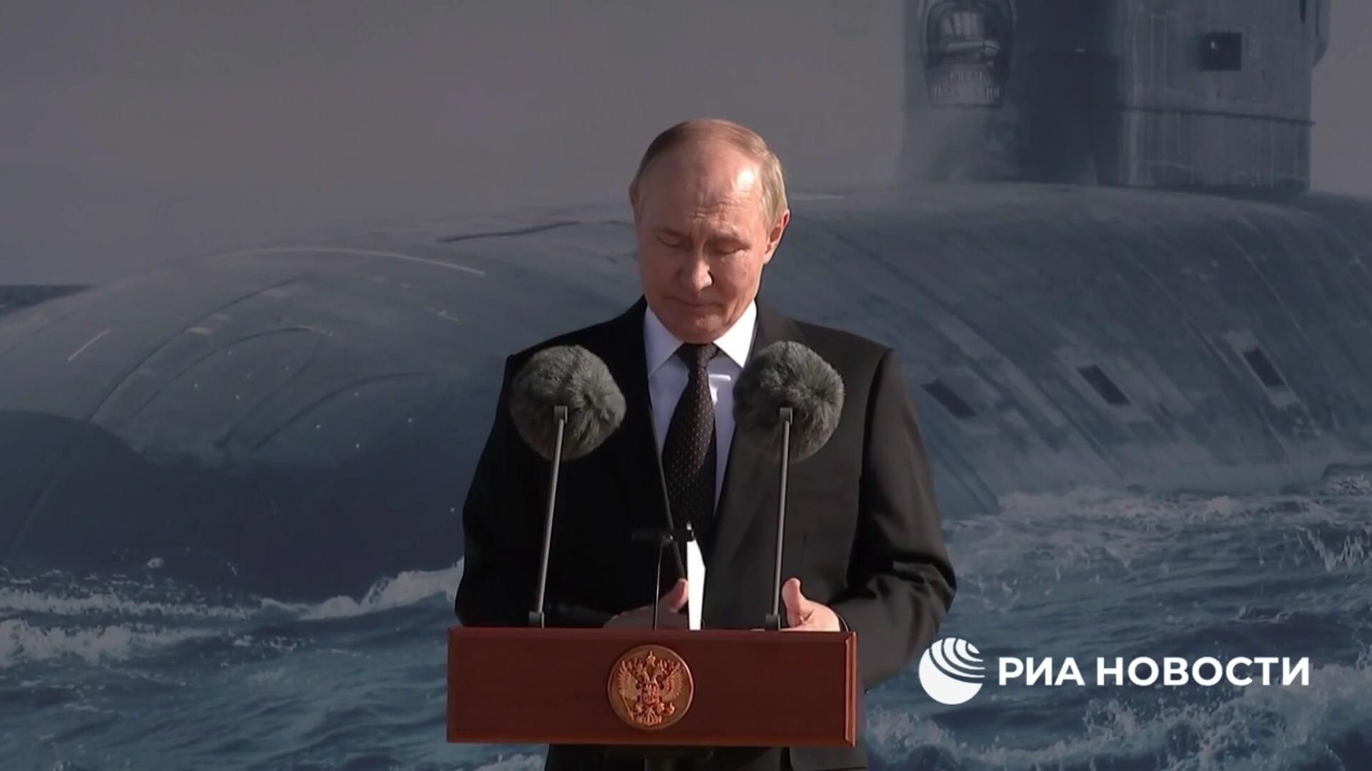 Путин на церемонии поднятия флага на атомном подводном ракетоносце Князь Пожарский Путин на церемонии поднятия флага на атомном подводном ракетоносце Князь Пожарский - РИА Новости, 1920, 24.07.2025