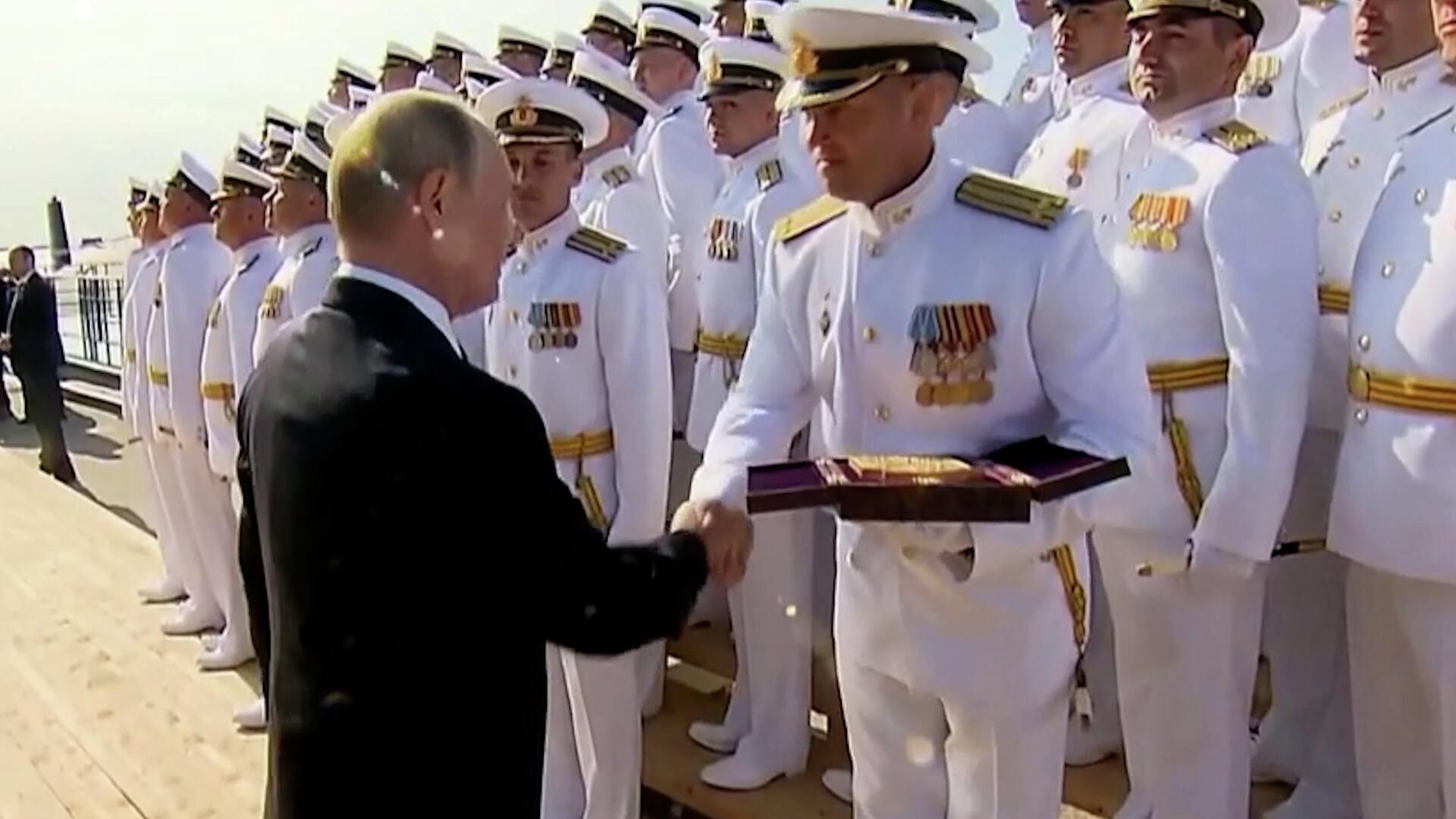 Путин вручает экипажу атомной подлодки Князь Пожарский складень с иконой святого Александра Невского Путин вручает экипажу атомной подлодки Князь Пожарский складень с иконой святого Александра Невского - РИА Новости, 1920, 24.07.2025