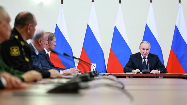 Президент России Владимир Путин в рамках рабочей поездки в Архангельскую область проводит совещание о стратегии развития подводных сил ВМФ РФ