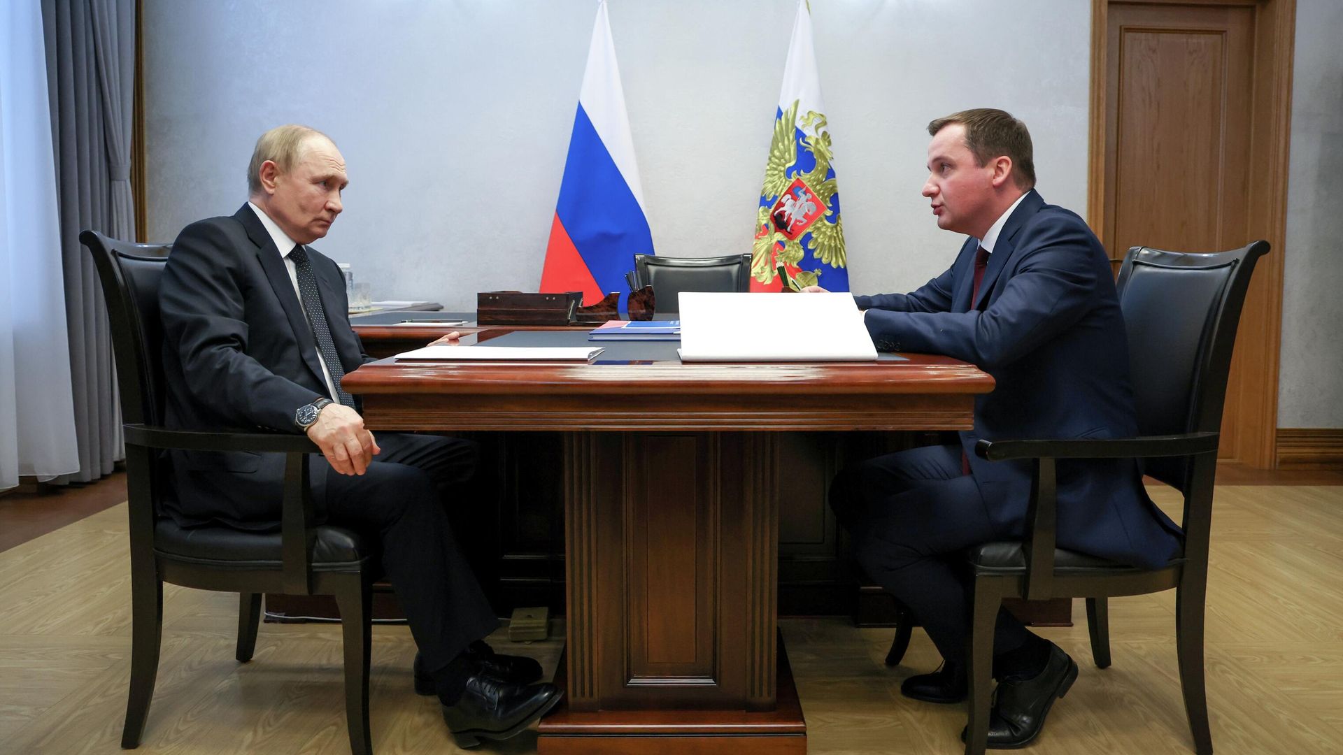 Президент России Владимир Путин и губернатор Архангельской области Александр Цыбульский во время встречи - РИА Новости, 1920, 24.07.2025