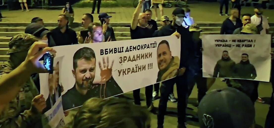 Участники акции протеста в Киеве. Кадр видео из соцсетей Участники акции протеста в Киеве. Кадр видео из соцсетей - РИА Новости, 1920, 02.12.2025