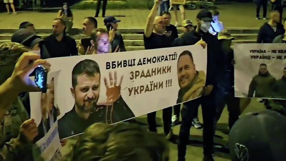 Участники акции протеста в Киеве. Кадр видео из соцсетей Участники акции протеста в Киеве. Кадр видео из соцсетей - РИА Новости, 1920, 25.07.2025