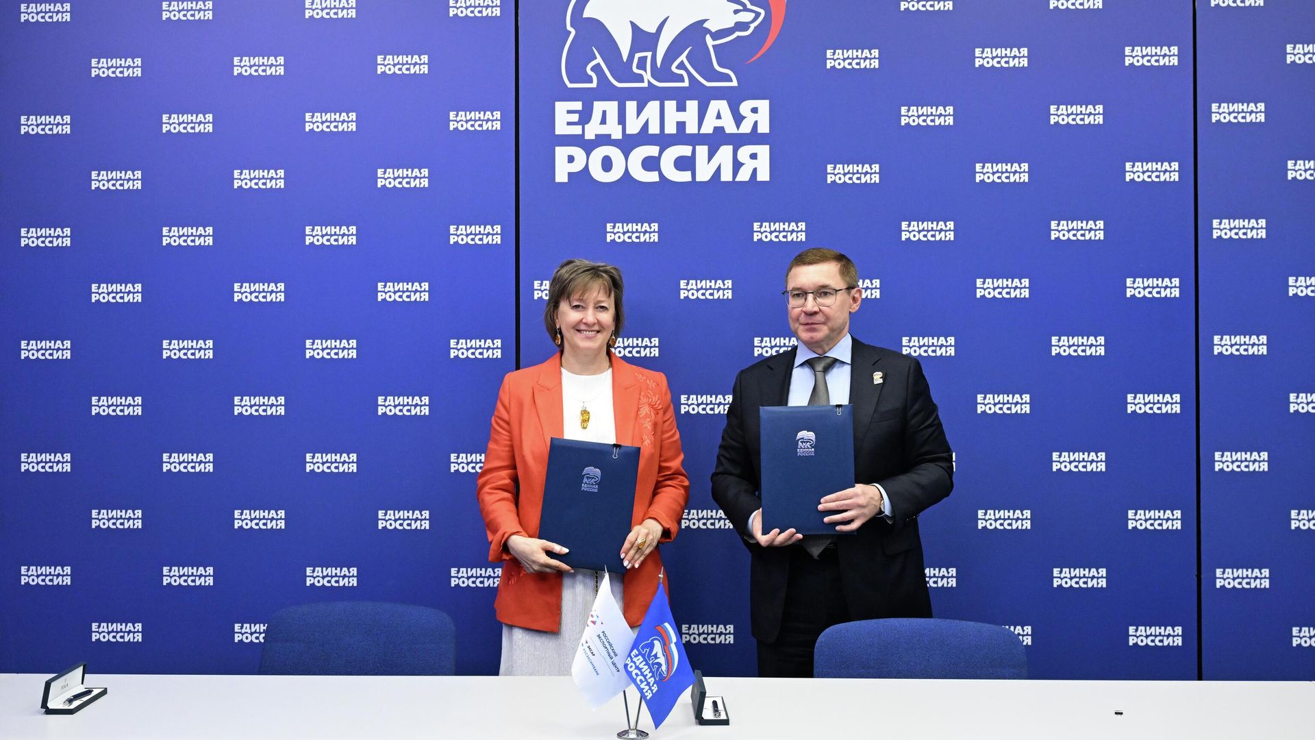 Единая Россия подписала соглашение о сотрудничестве с Российским экспортным центром Единая Россия подписала соглашение о сотрудничестве с Российским экспортным центром - РИА Новости, 1920, 24.07.2025