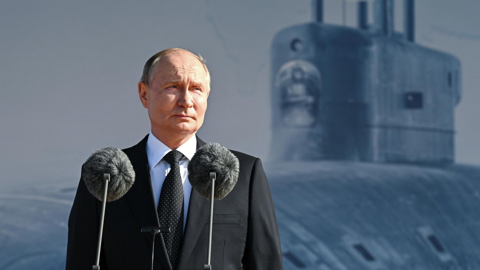 Президент РФ Владимир Путин принял участие в церемонии поднятия флага над атомным подводным ракетоносцем Князь Пожарский в Северодвинске. 25 июля 2025 Президент РФ Владимир Путин принял участие в церемонии поднятия флага над атомным подводным ракетоносцем Князь Пожарский в Северодвинске. 25 июля 2025 - РИА Новости, 1920, 24.07.2025