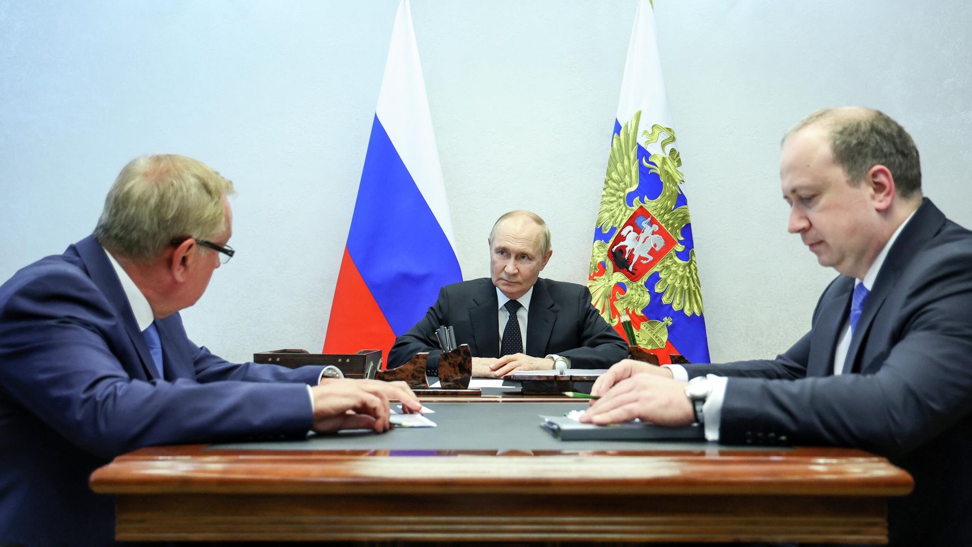 Президент РФ Владимир Путин, председатель правления Банка ВТБ, председатель совета директоров ОСК Андрей Костин и генеральный директор ОСК Андрей Пучков во время встречи. 24 июля 2025 - РИА Новости, 1920, 24.07.2025
