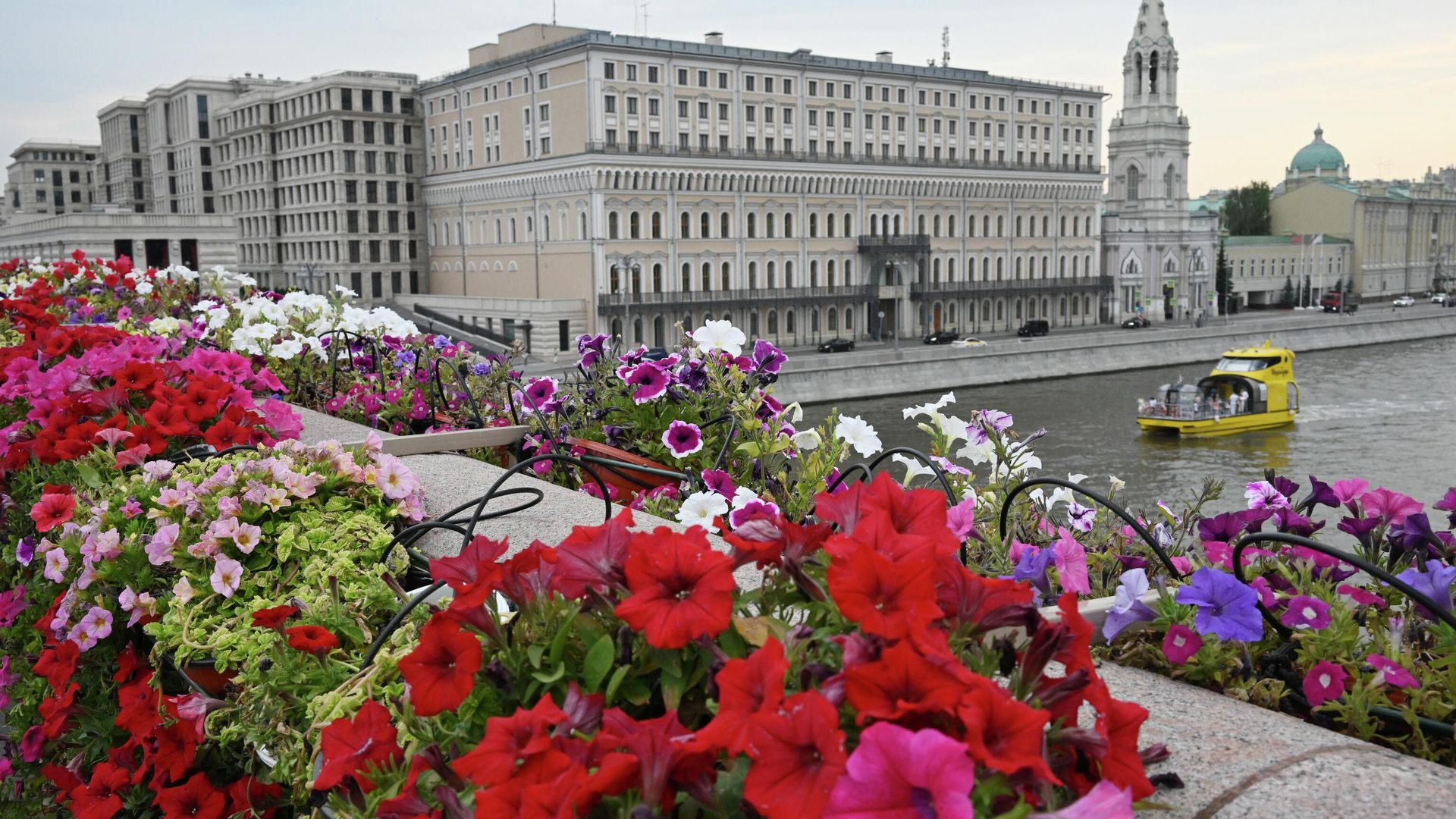 Вид на город с Большого Москворецкого моста, украшенного цветами - РИА Новости, 1920, 01.08.2025